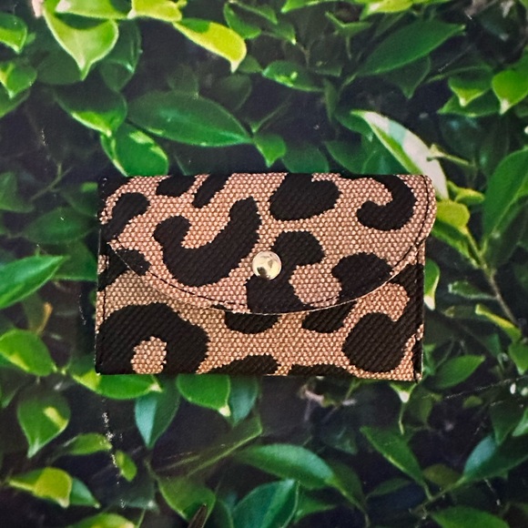 NWT SHEIN Leopard Gold Button Card Case - Picture 4 of 6